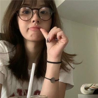 9顶假发的女孩海报